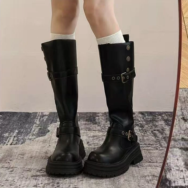 Damen Kniehohe Motorradstiefel mit klobiger Plateau-Sohle, Schnallenverschluss, Vintage Biker-Stiefel, umwandelbare, hochgeschnittene Stiefel mit umklappbarer Stulpe – Detail 4