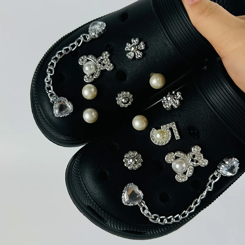 13 قطعة الأحذية السحر الفضة اللؤلؤ الدب على شكل قلب الماس سلسلة الأحذية الزينة مشبك للصنادل قباقيب DIY بها بنفسك اكسسوارات الهدايا