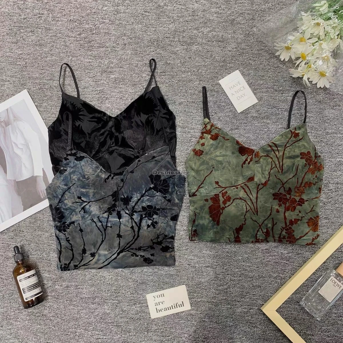 

2025 новый китайский ретро-модный стиль без рукавов с принтом, короткий топ с лямкой на шее для женщин, базовый слой с нагрудником, повседневный жилет для похудения