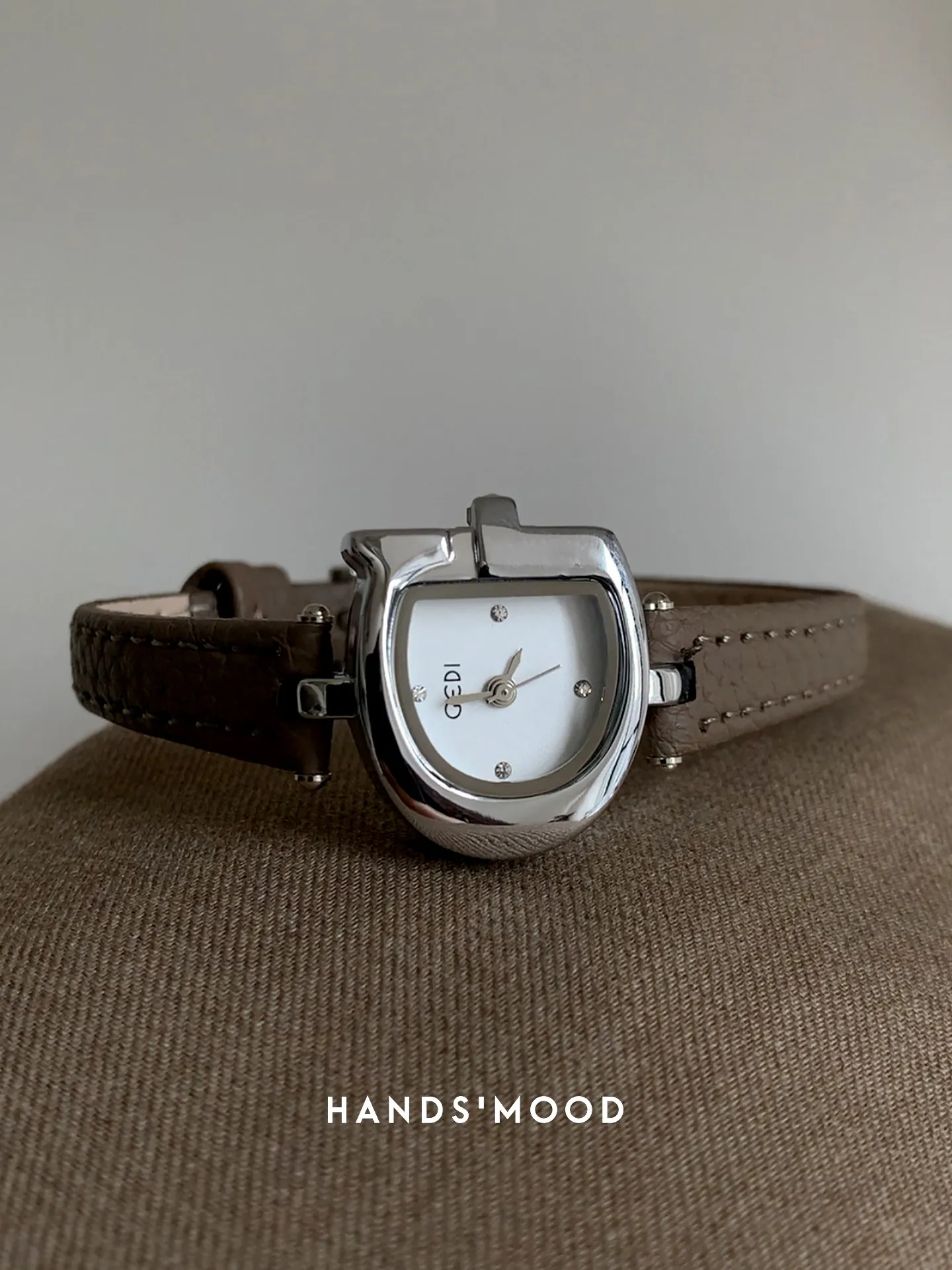 2026 New Niche Design Watch Retro Fashion Small Dial Light Luxury Temperament Versatile Ladies Stainless Steel Quartz Watch
