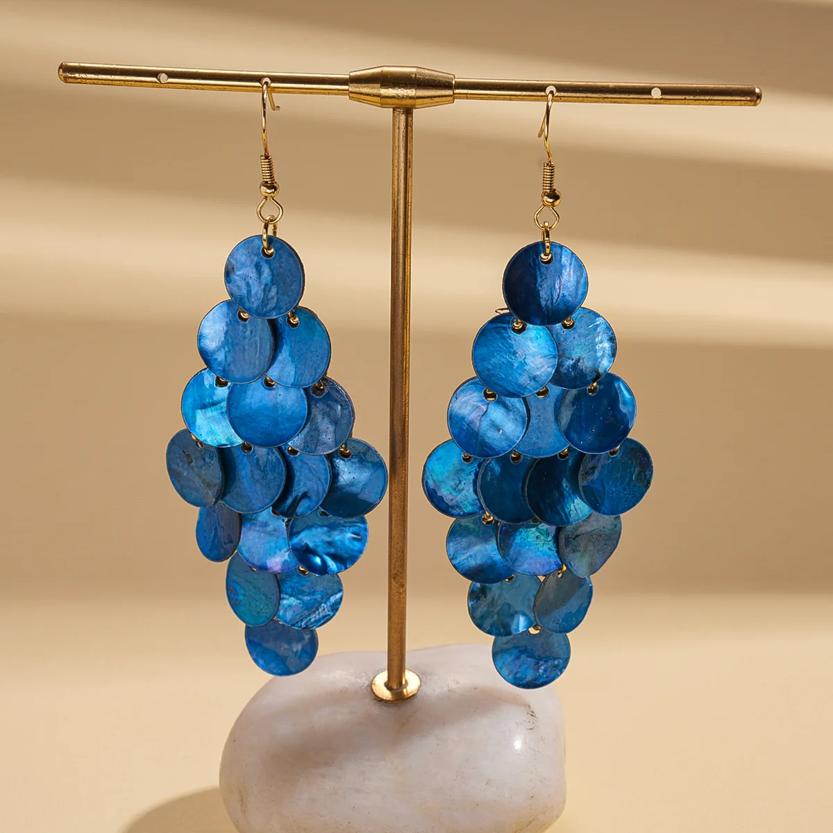 Pendientes de gancho con borlas circulares geométricas en forma de concha, color azul Klein, un accesorio de oreja de nicho, de alta gama y personalizado.