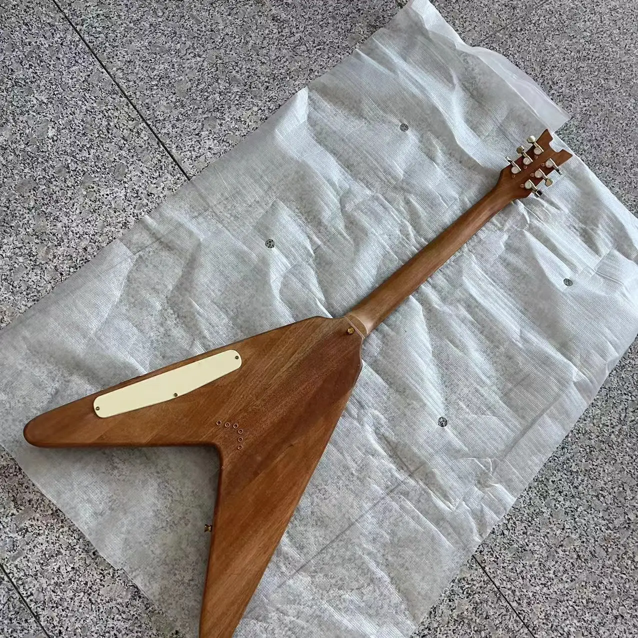 Em estoque, guitarra elétrica esculpida em forma de V em forma de dragão de 6 acordes, corpo desenhado à mão, fotos de envio reais, pedido enviado denaro