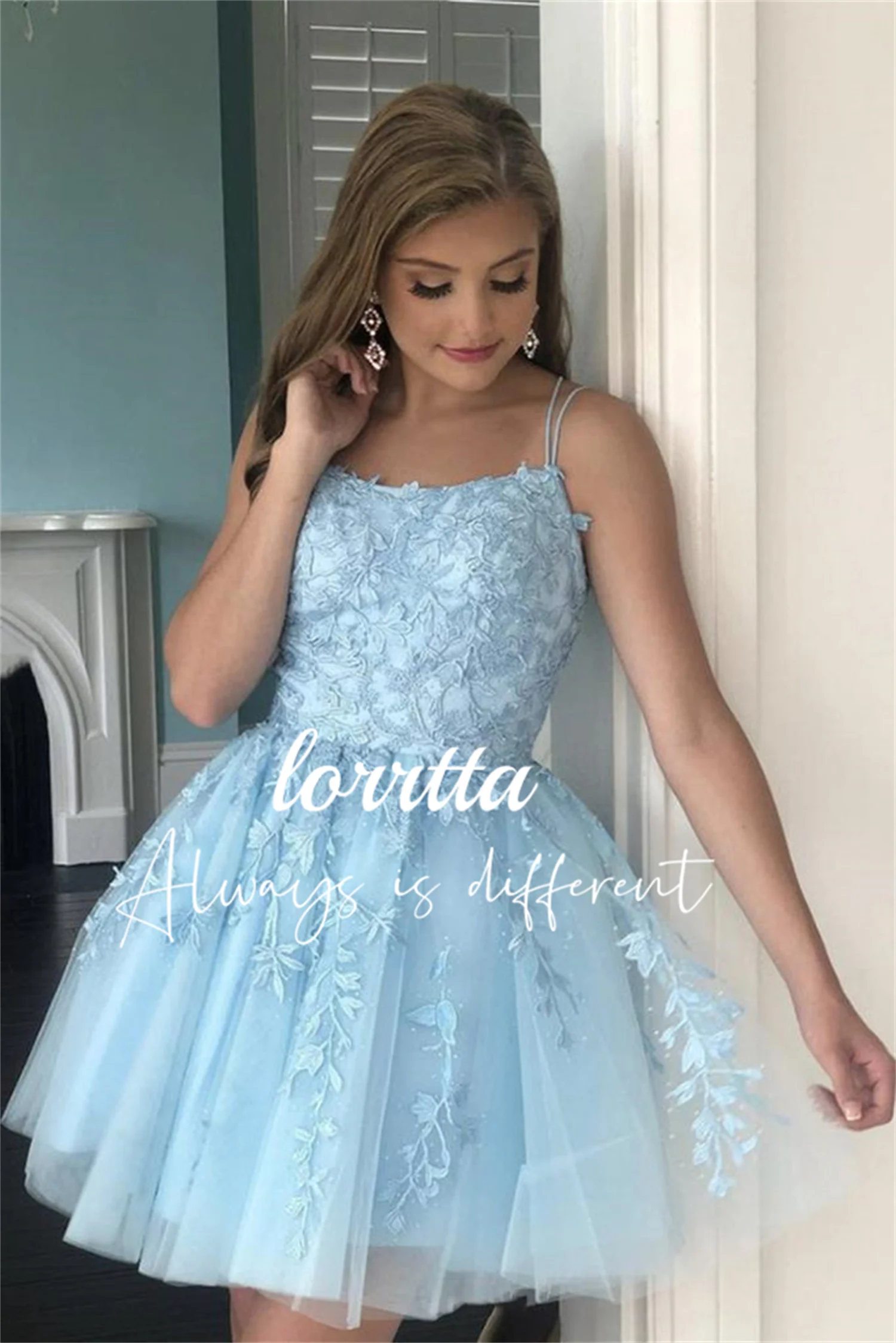 

Lorrtta Short Homecoming Prom Dress Blue Appliqué Strap Scoop Neck Back Vestidos Para Mujer Elegantes Y Bonitos فساتين السهرة