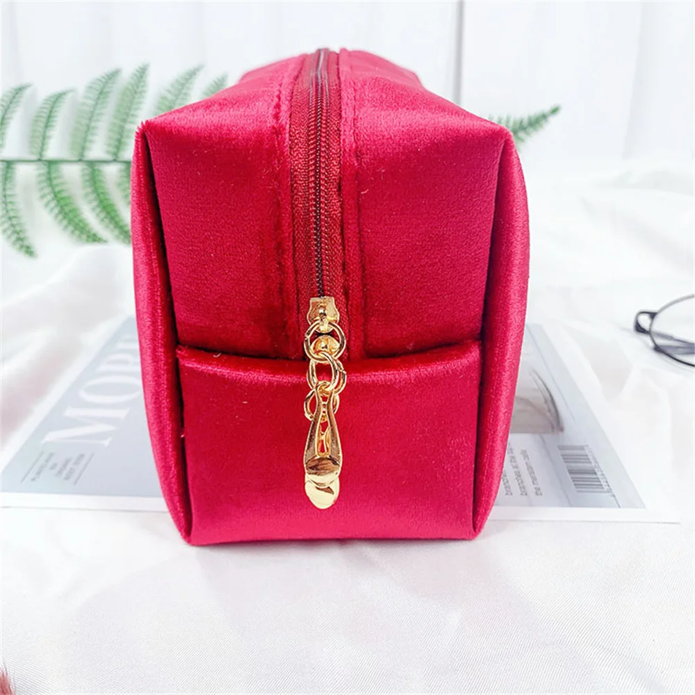 Borsa per il trucco in velluto Nome personalizzato Borsa portatile in peluche con nome ricamato Borsa da toilette Borse portaoggetti regalo per damigella d'onore
