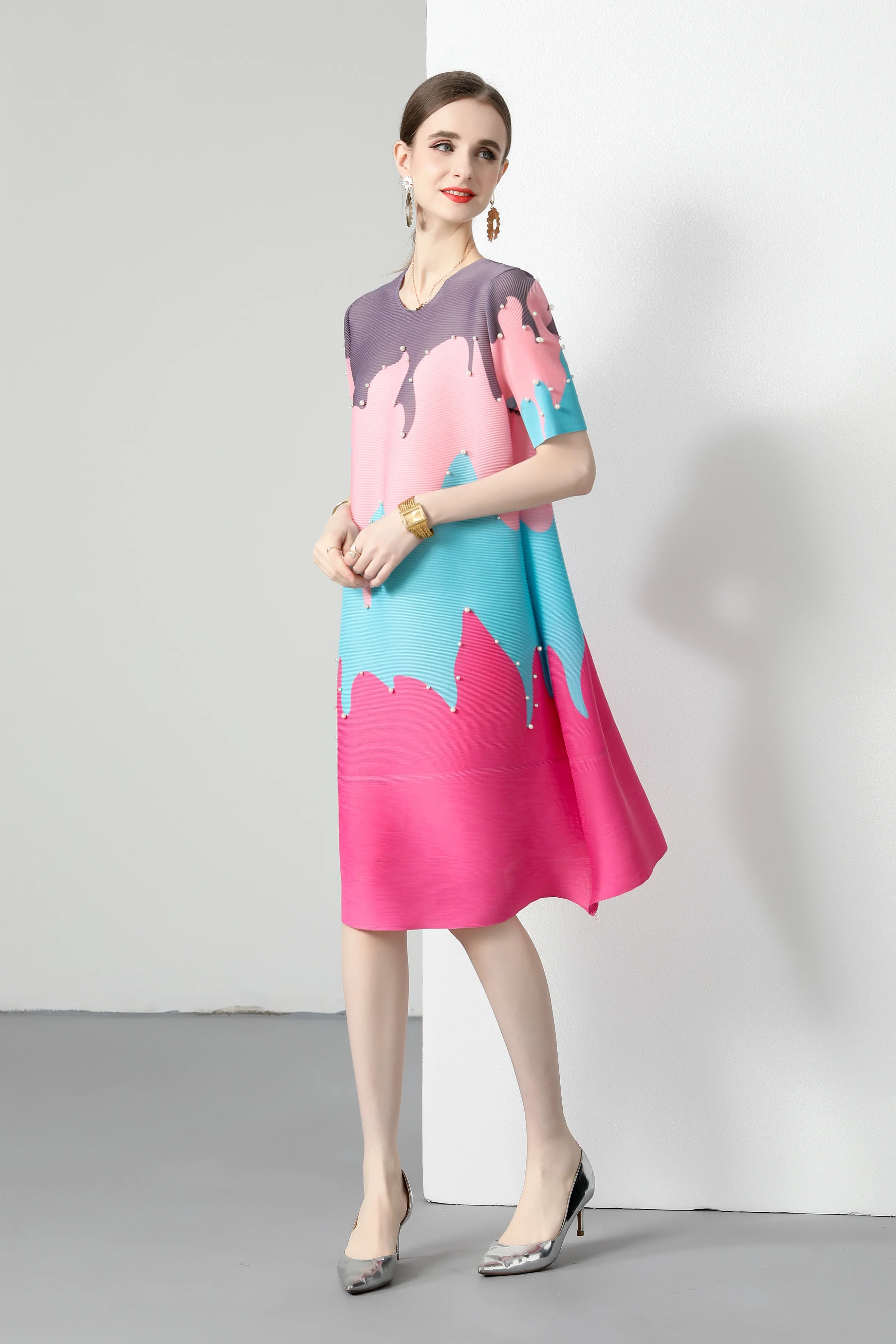 Miyake Plissee-Kontrast-Eiscreme-Druck-Perlenkleid, süße schlankmachende Damenbekleidung, Rundhals-A-Linien-Rock 2025, Damen