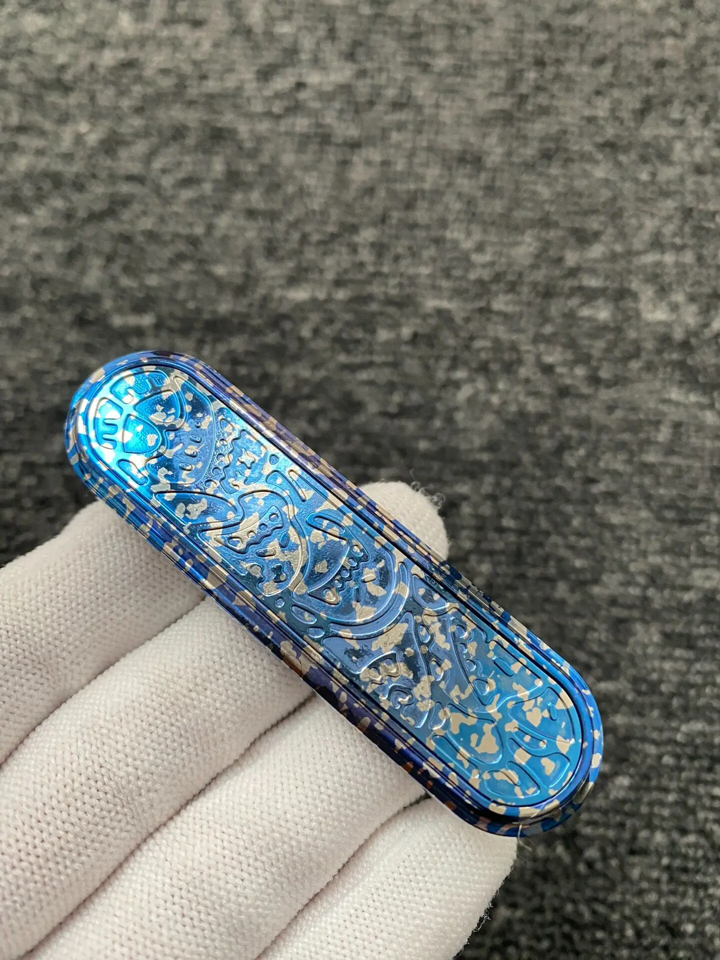 Used EDC ROGUE Meat Pigeon, Titanium Alloy Ice Crack Blue, Clever Crisp Stick Edc Metal Decompression Toy Black Technology
