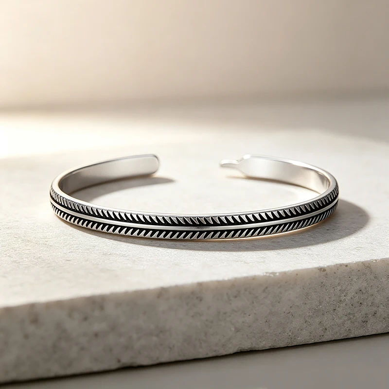 Neu eingetroffen: Vintage-Armreif in Silberfarbe mit Fischmuster, handgeprägtes, unregelmäßiges Armband für Damen und Herren, Vatertagsgeschenk – Detail 10