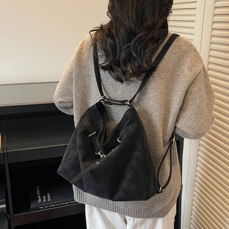 กระเป๋าสะพายไหล่ผู้หญิงคุณภาพเยี่ยม ผลิตจากหนังลายเซอร์วาล โดดเด่นด้วยดีไซน์บาหลี เรียบหรู น้ำหนักเบา นุ่มสบาย ใช้ได้ทุกวัน ดูทันสมัย ​