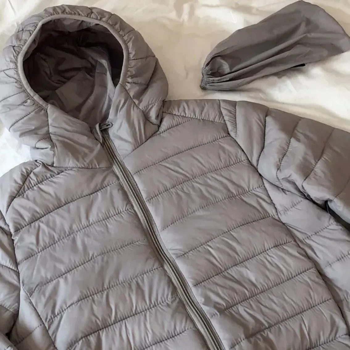 เสื้อแจ็คเก็ตขนเป็ดผู้หญิง สีขาว น้ำหนักเบา บางเบา สไตล์พัฟ ทรงสลิม ใส่เป็นเสื้อคลุมด้านใน มีฮู้ด เหมาะสำหรับใส่เดินทาง ทรงเข้ารูป