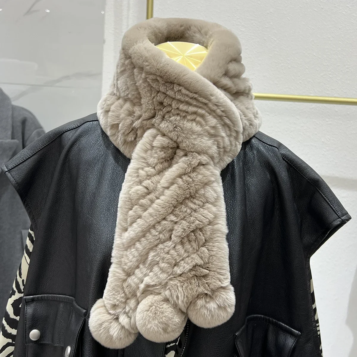 Echter Rex-Kaninchenfell-Schal für Damen, Winter, dick, warm, gestrickter Schal, doppelseitig, weicher Nackenwärmer, niedlicher Pompon-Kragen-Wickel. – Detail 11