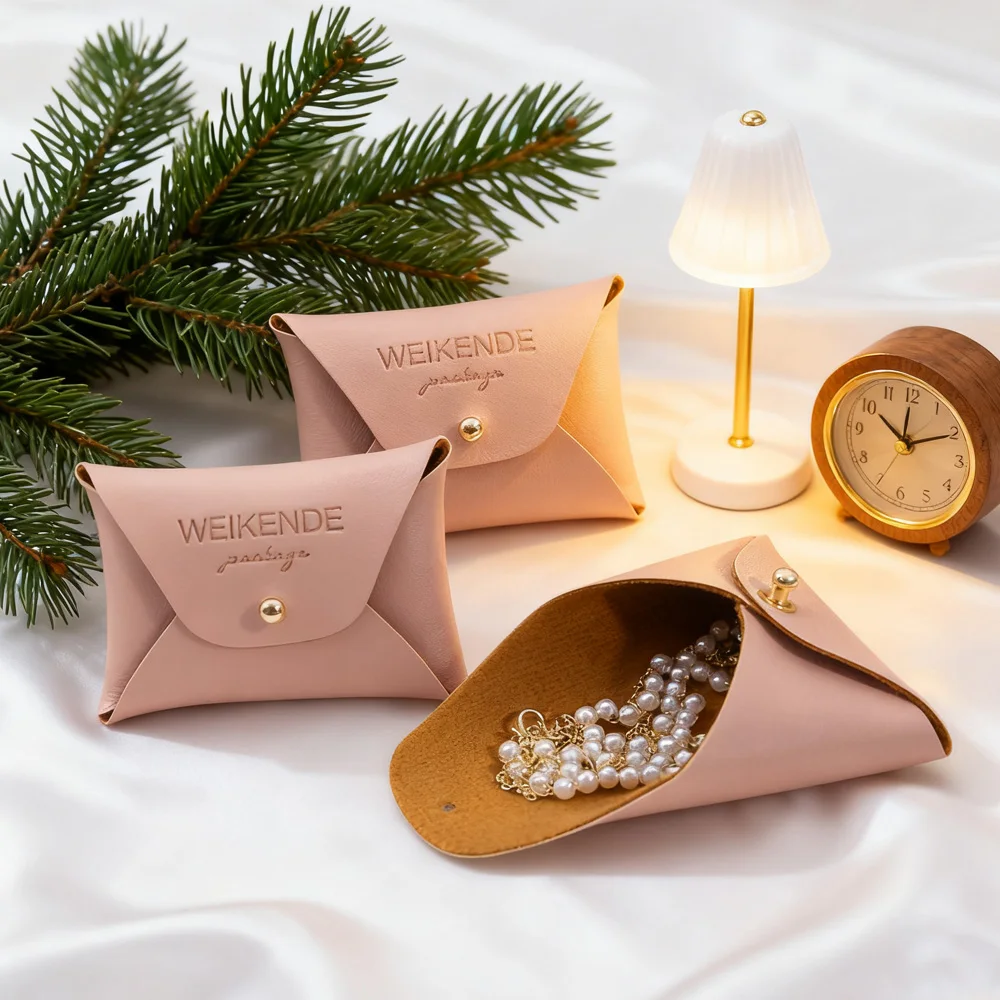 

7x5 см коробка из искусственной кожи, сумки для ювелирных изделий на заказ, персонализированный логотип, шикарное маленькое кольцо, ожерелье, упаковка, кожаный чехол для сережек с золотыми заклепками