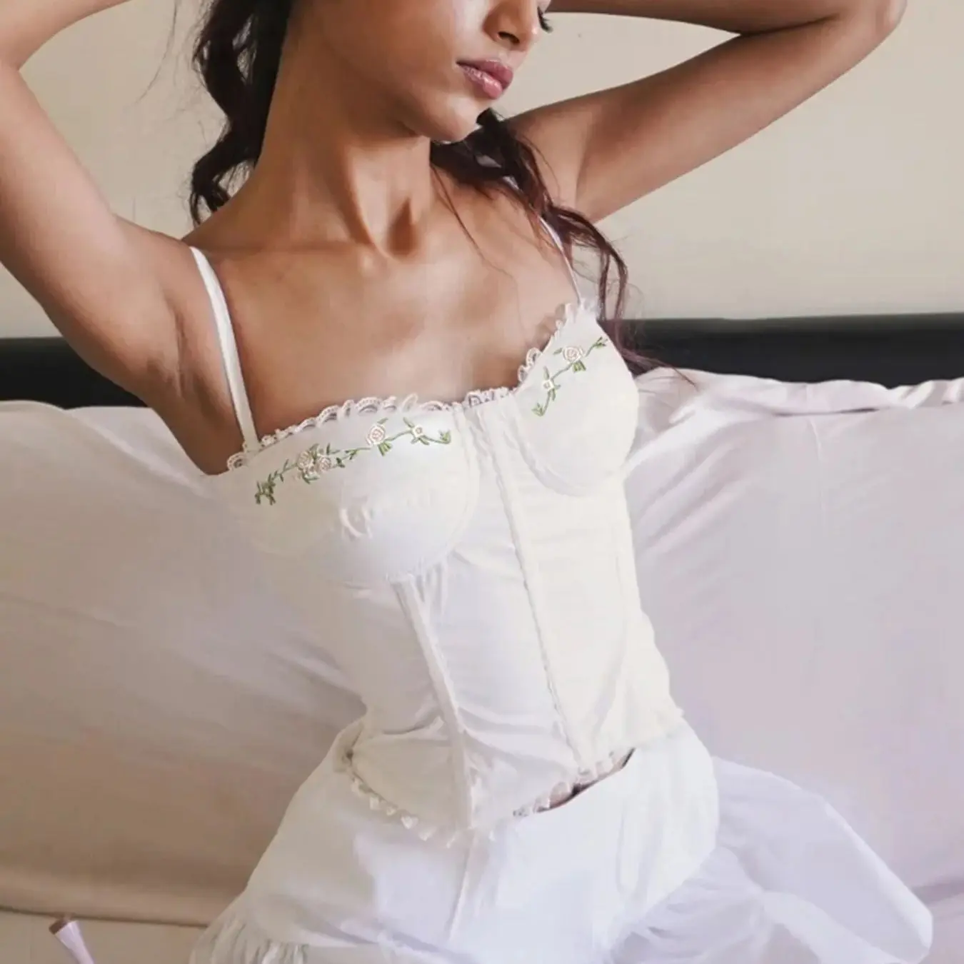 المطرزة زهرة القمم الصيف الفرنسية لطيف الرسن سترة قصيرة الملابس النسائية مشد مثير سليم نحيل المشكل تانك القمم بروتيل