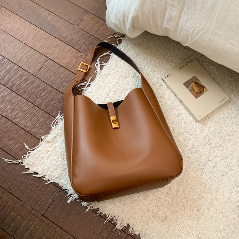 

Практичная женская кожаная сумка-мессенджер с несколькими карманами от популярного люксового бренда