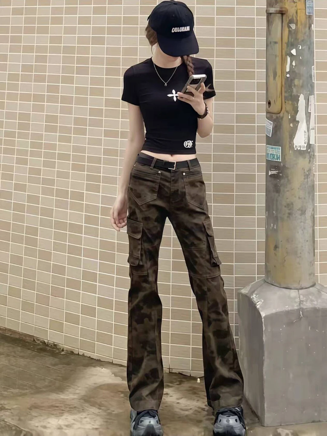 

Американские камуфляжные рабочие брюки в стиле High Street для женщин: приталенные джинсы с прямыми штанинами, повседневные брюки CleanFit Micro Flare