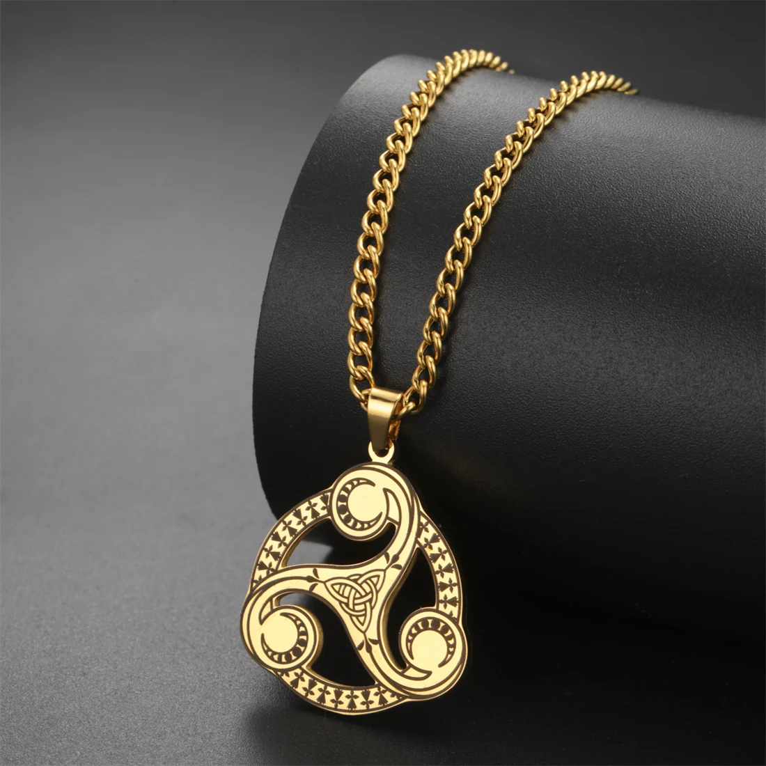 EUEAVAN الثالوث سلتيك عقدة قلادة الفولاذ المقاوم للصدأ الساحرة القمر المرحلة Triskelion رمز قلادة المختنق الأيرلندية تميمة مجوهرات هدية