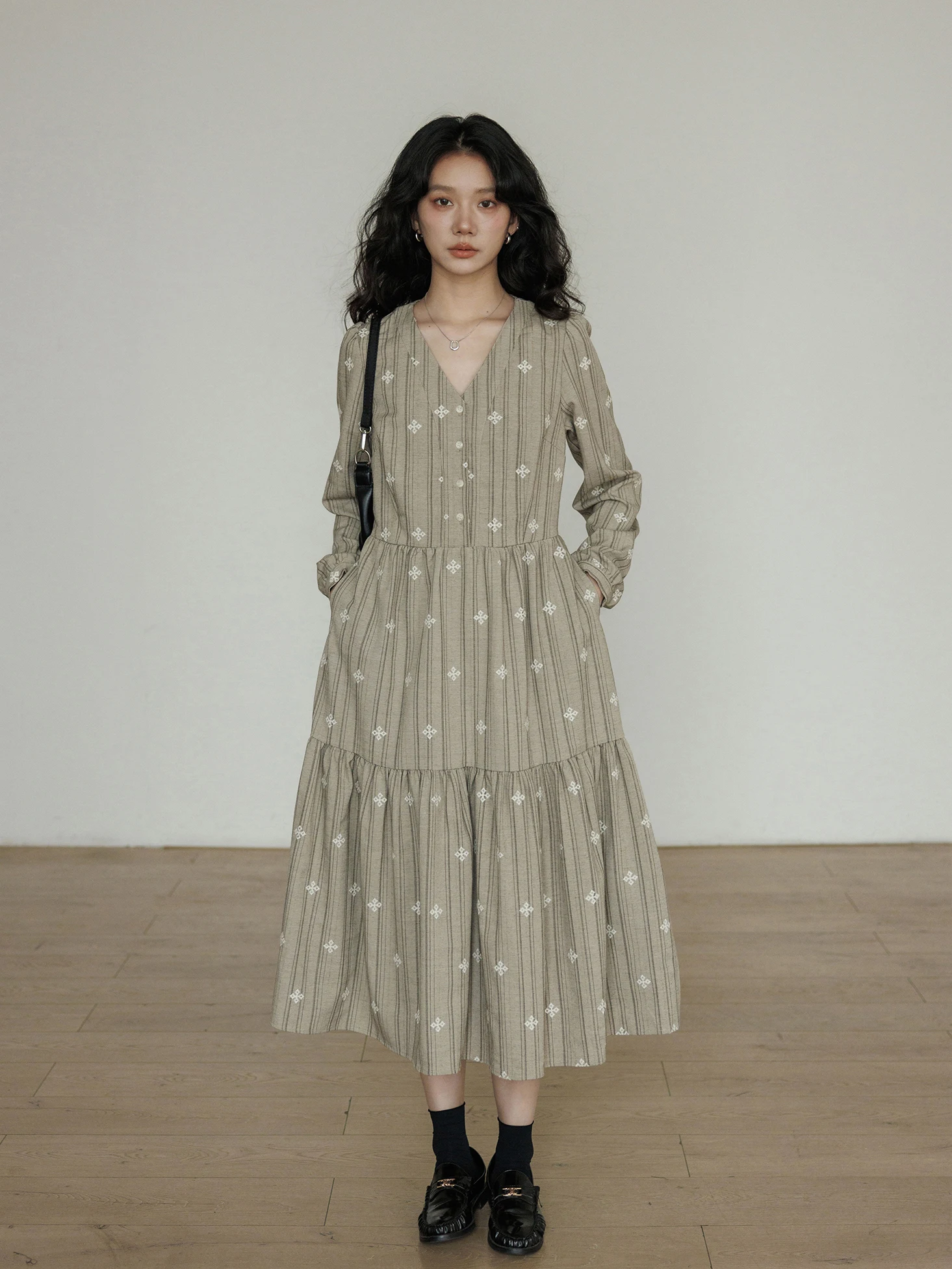 

Весенняя женская юбка-трапеция с V-образным вырезом, в полоску, с вышивкой, в стиле ретро, свободного кроя, из полиэстера, с длинными рукавами