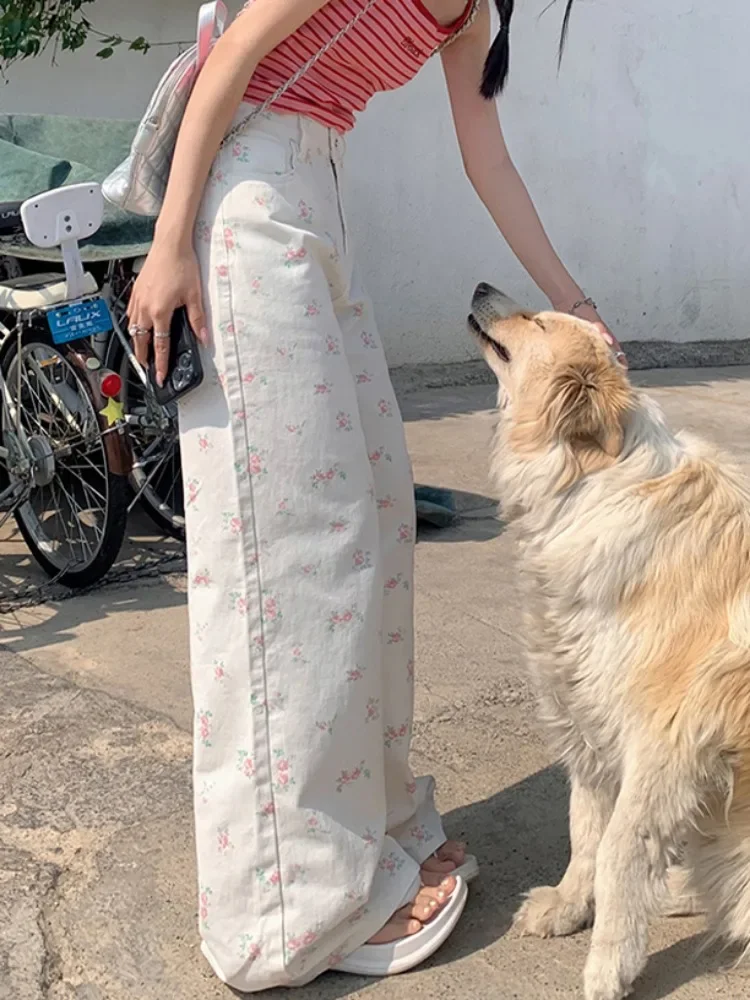 

Белые прямые джинсы с цветочным принтом, женские летние милые студенческие широкие драпированные брюки, уютная модная мода в корейском стиле, универсальные шикарные джинсы для отдыха