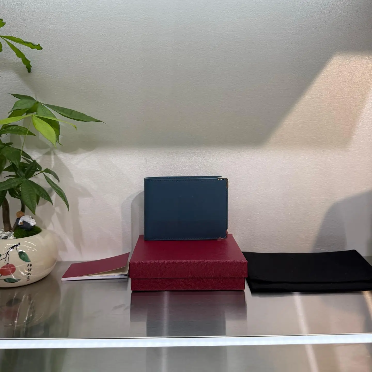 This Stylish and Luxurious Wallet/card Holder Is Crafted From Top-grain Calfskin and Features A Simple Yet Sophisticated Design.