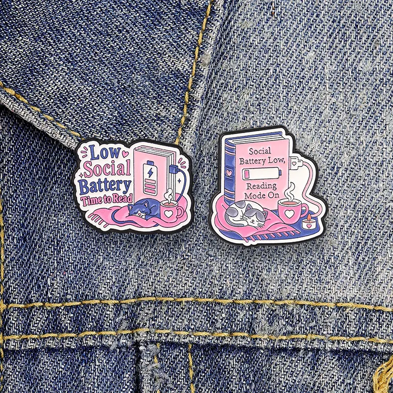 Emaille-Pin-Set „Introvertierter Lesender Katze“ – „Soziale Batterie ist leer“ – Zitat für Buchliebhaber – Gemütliche Ästhetik – Anstecknadel – Accessoire – Geschenk für Freunde – Detail 2