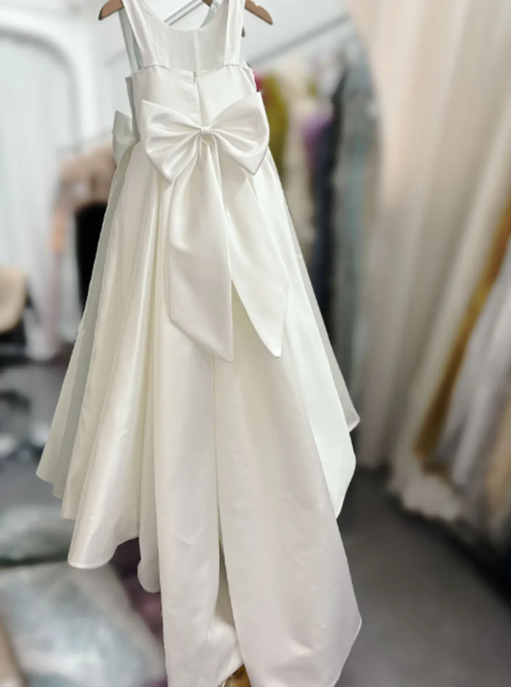 Elegant White Flower Girl Dress with Bow Satin Ball Gown for Kids Wedding Birthday First Communion Party 2025