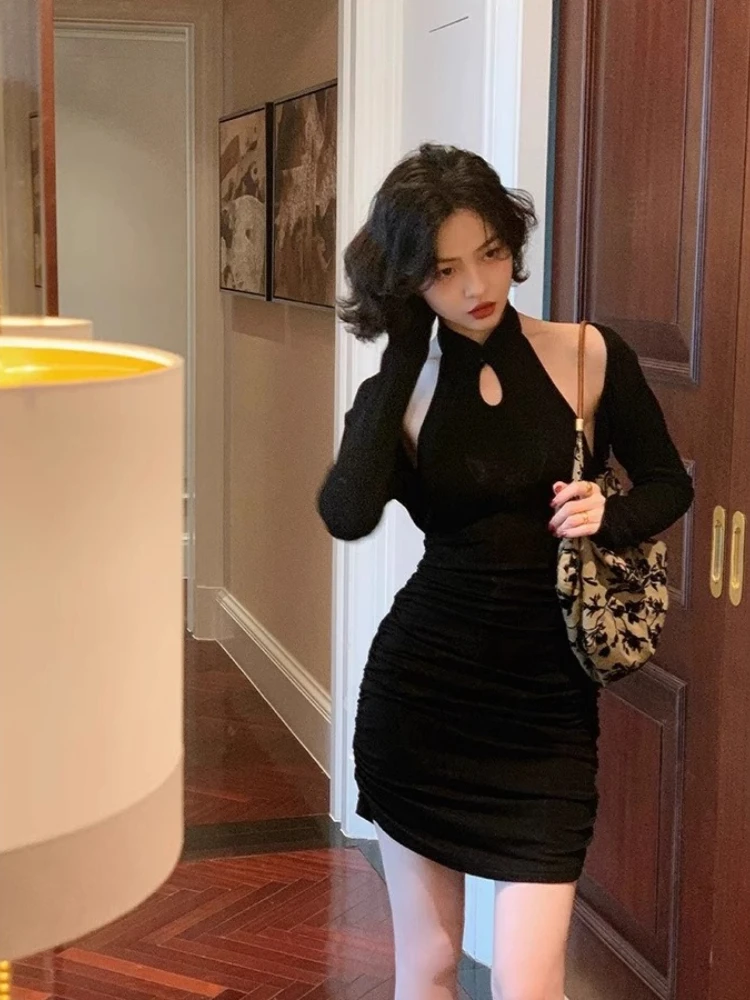 2025 Elegantes chinesisches Cheongsam-Kleid im Retro-Stil, schwarzes Ausschnitt-Neckholder-Kleid mit Stehkragen, schmale Passform, figurbetontes Minikleid, luxuriöser, schicker Stil