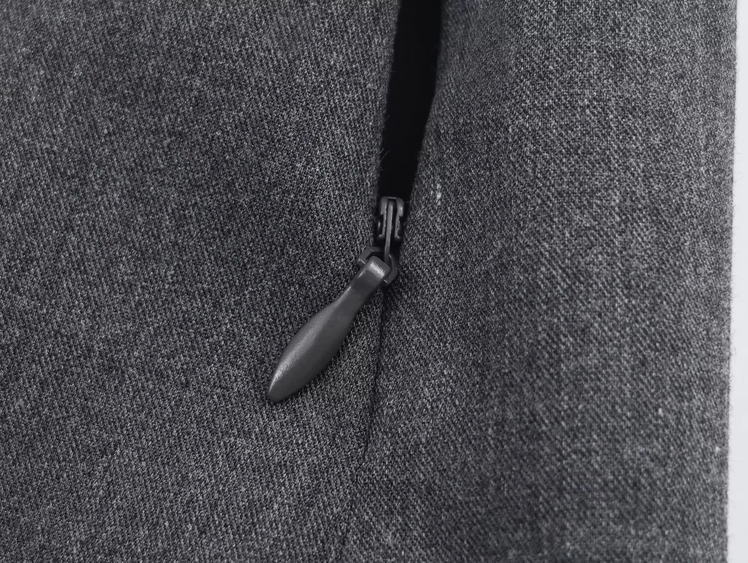 منتج جديد لخريف 2025 فتاة حارة موضة عالية الخصر واسعة أضعاف مشبك معدني حزام السراويل تنورة