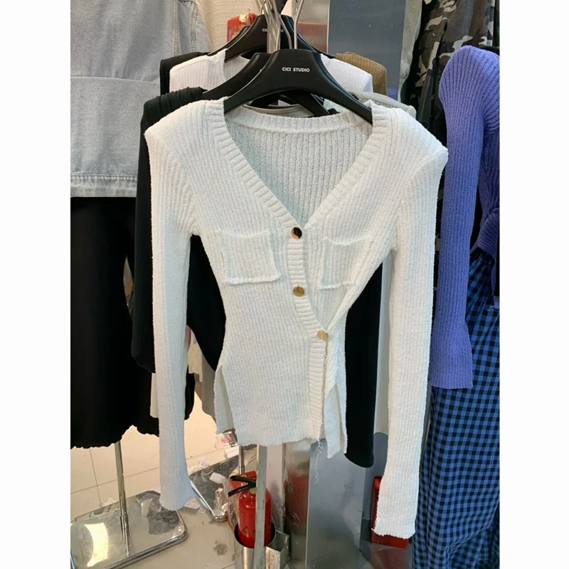 

Тонкий вязаный свитер Slim Fit с V-образным вырезом, длинными рукавами, боковыми пряжками и подплечниками, в корейском стиле, универсальный, весенняя мода для женщин.