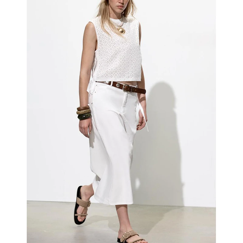 بلوزة نسائية صيفية وربيعية من القطن مطرزة ومفرغة بتصميم فراشة وعقدة عند الحافة، برقبة مستديرة وبدون أكمام، مريحة وفضفاضة