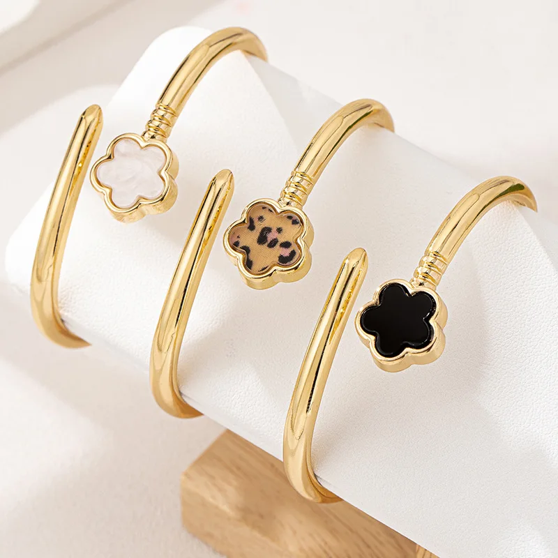 Elegant Simple Lucky Black Five‑Leaf‑Flower Open‑Cuff Bangle for Women, Classic Fashion Wrist Jewelry, Ideal for Daily‑Wear Occasions, Stylish Gift for Her