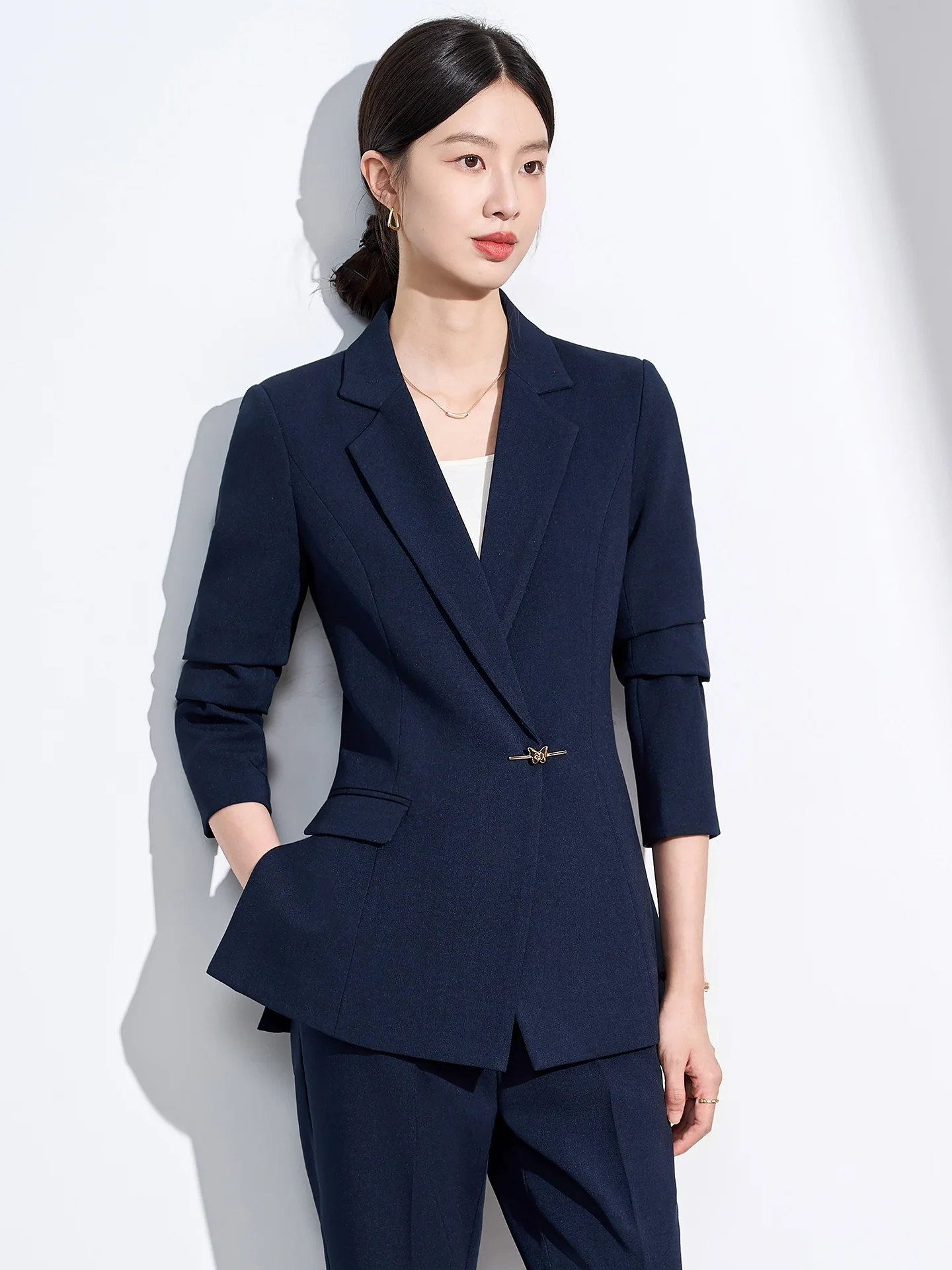 

Элегантный женский костюм королевского синего цвета: пиджак и брюки с микро-клешем, новинка 2026 года, премиум-класс, для профессиональной работы