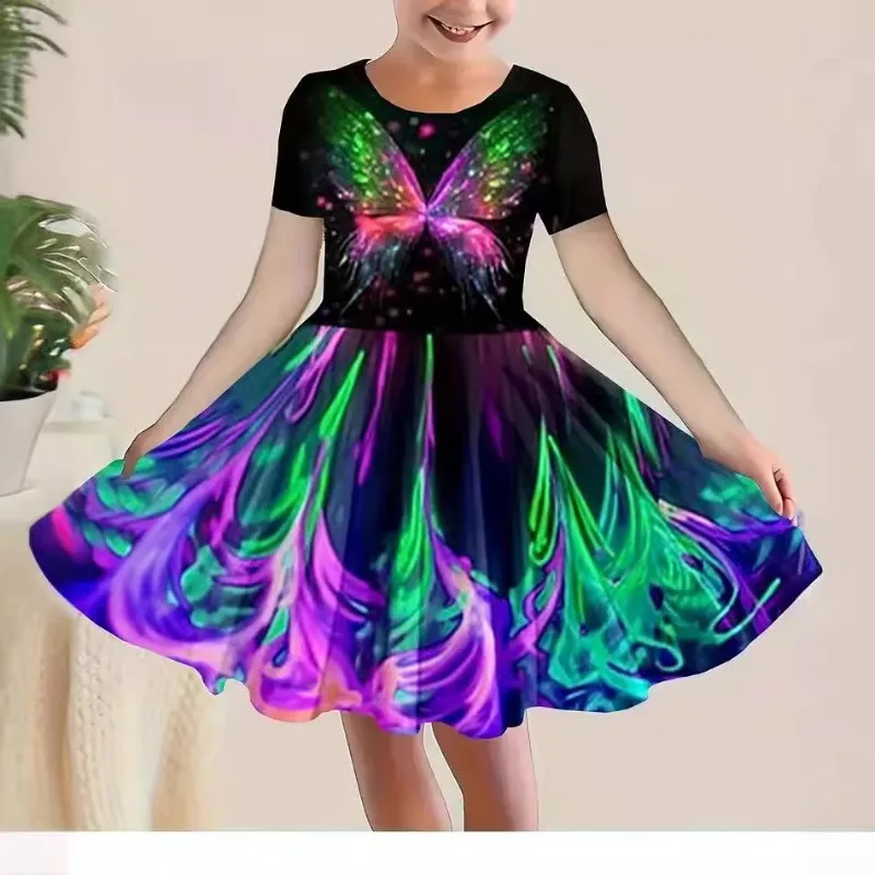 Le ragazze vestono l'abito estivo da principessa casual carino con stampa di cartoni animati colorati a maniche corte