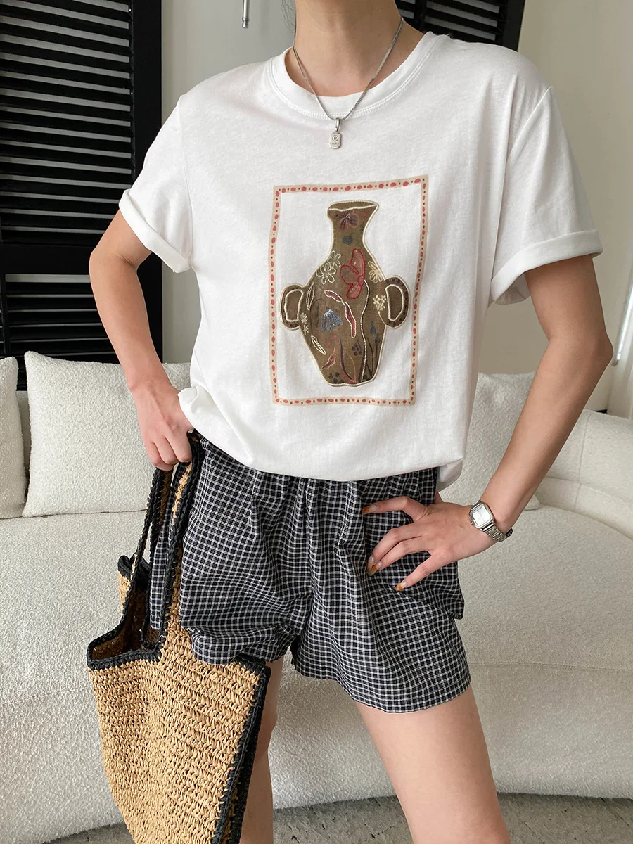 Sommerliches Damen-T-Shirt in einfarbigem Retro-Stil mit Vase-Stickerei, Rundhalsausschnitt, lockerer, schlank machender, vielseitiger Schnitt und kurzen Ärmeln. – Detail 3