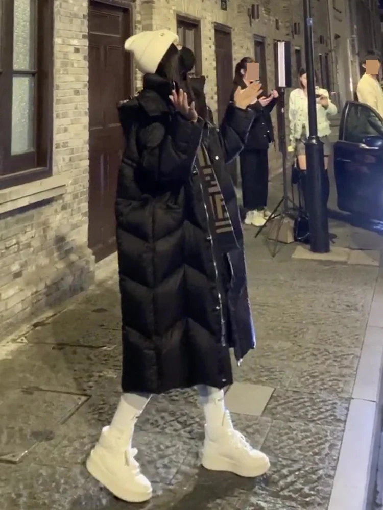 Długi, biały płaszcz puchowy za kolano z kapturem, zapinany na zamek, w stylu koreańskim, ocieplany, długi płaszcz damski na zimę.