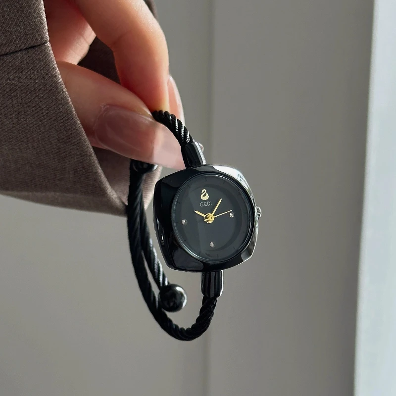Elegant luxury sweet and cool black rose niche design women's watch 2025 new high-value student exquisite small quartz watch