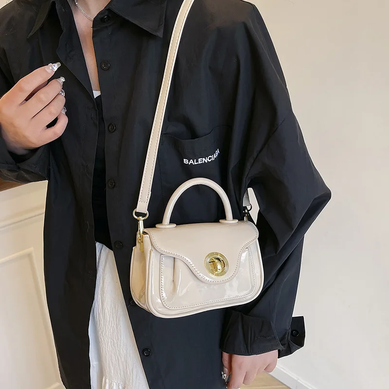 

‌ Модная глянцевая квадратная сумка 2025 года, женская легкая сумка через плечо, стильная и портативная ‌