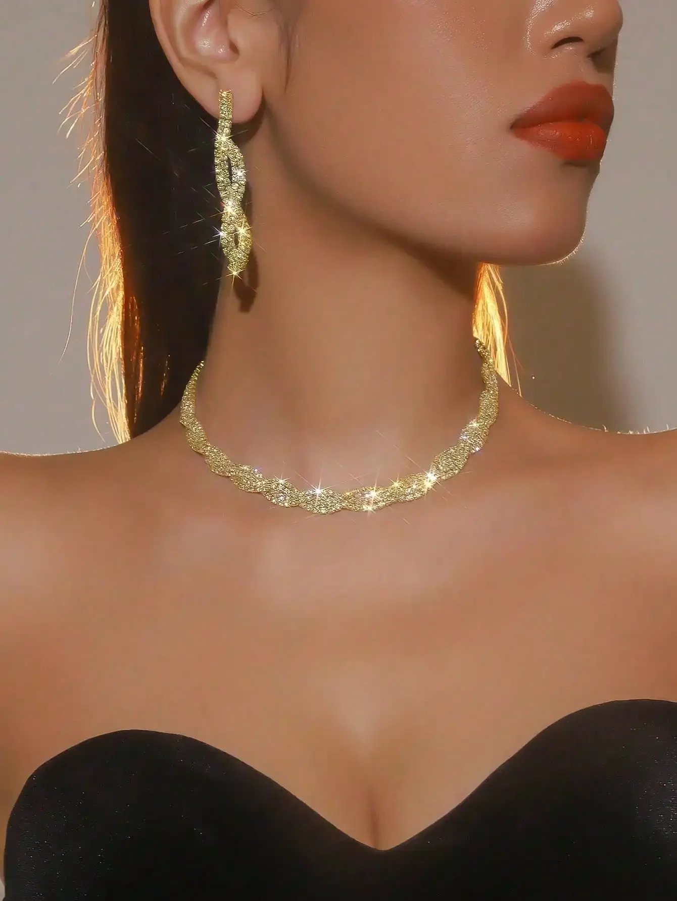 Conjunto de collar de cristal con diseño retorcido y pendientes colgantes para mujer