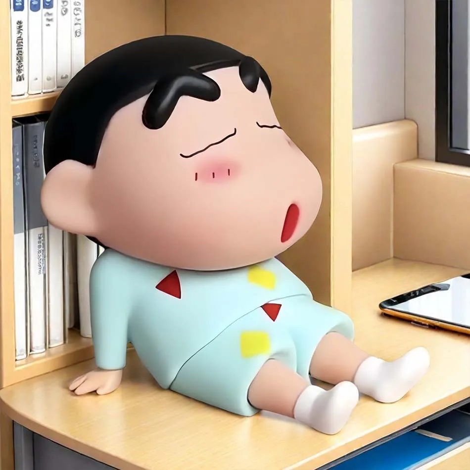 Crayon shin-chan figuras suporte do telefone kawaii anime ornamentos de mesa dos desenhos animados assistindo tv telefone suporte bonito boneca decorações