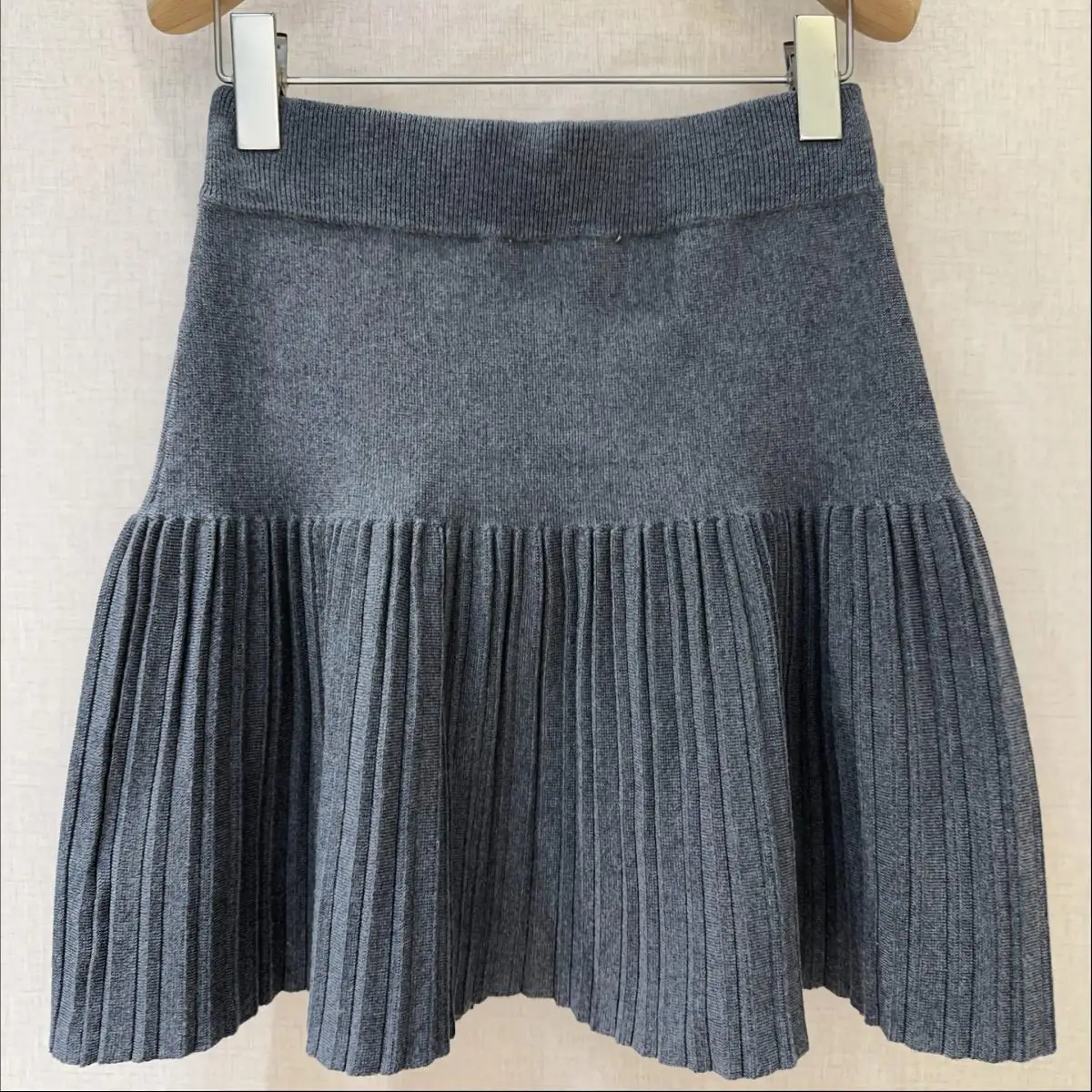 2026 high-quality new women's gray knitted pleated short skirt--hb723