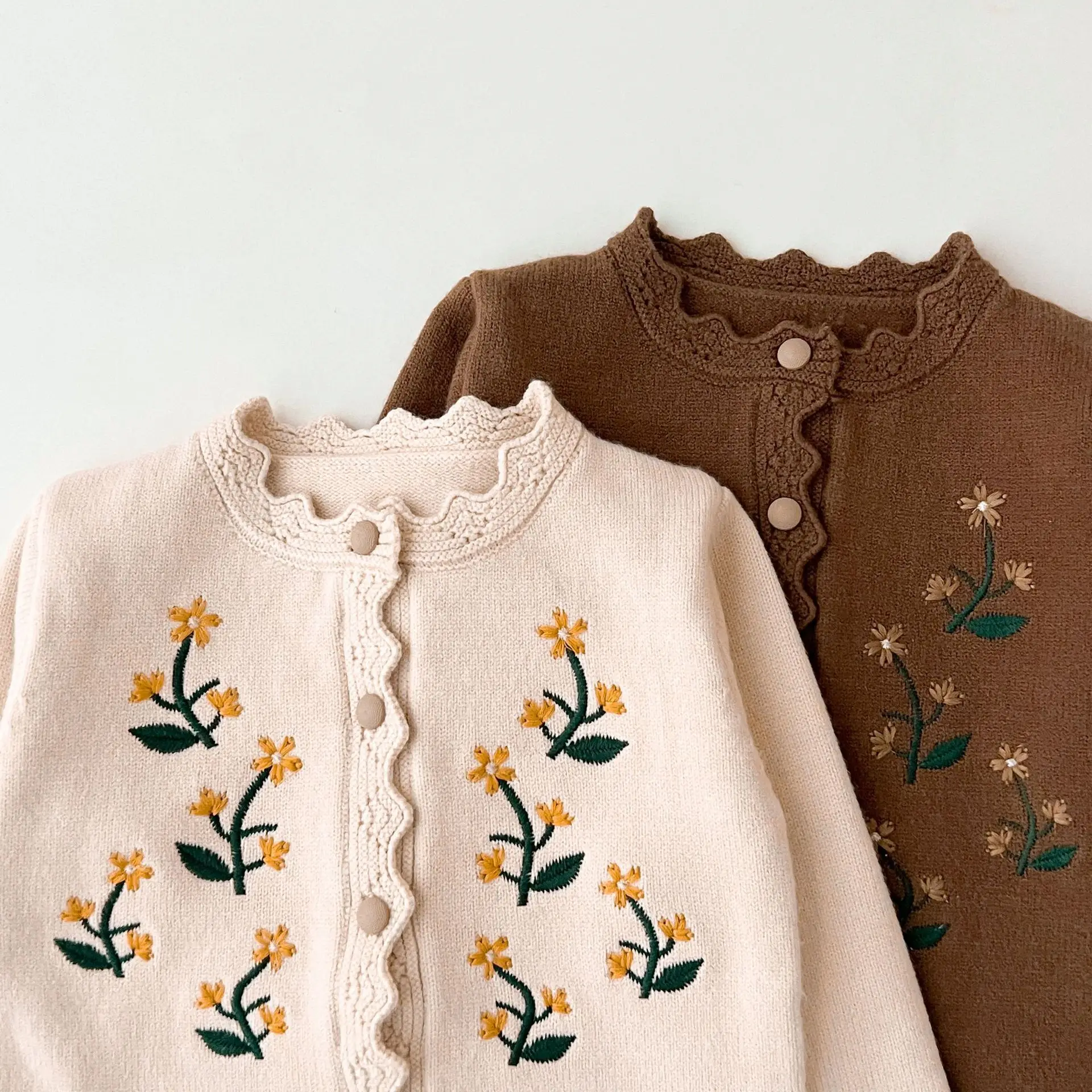 Dziecięcy zestaw swetrowy na jesień i zimę dla dziewczynek, koreańska wersja, nowy haftowany sweter z dzianiny + plisowana spódnica, dwuczęściowy zestaw.