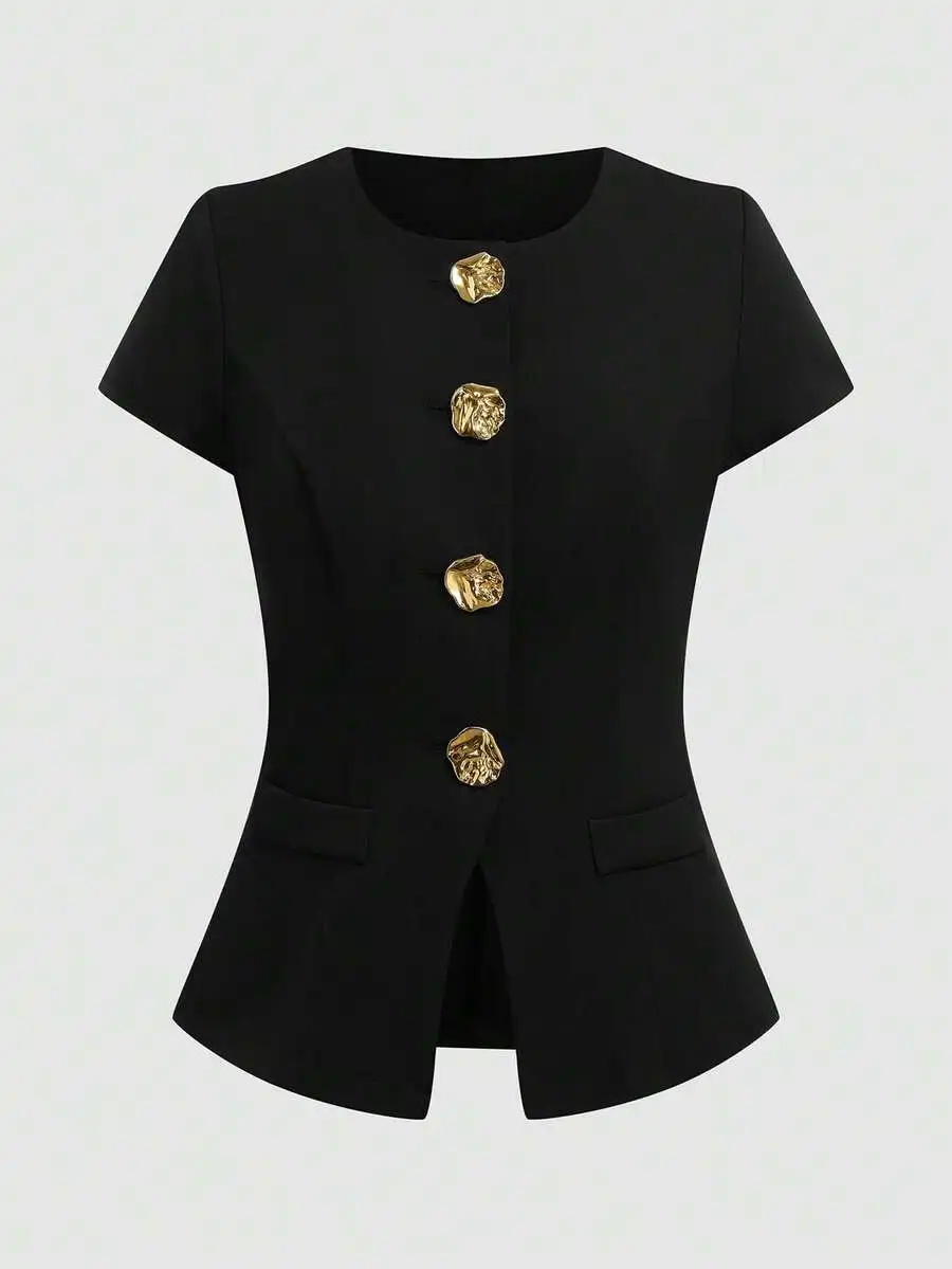 

Черный блейзер с пеплумом, золотыми декоративными пуговицами и накладными карманами