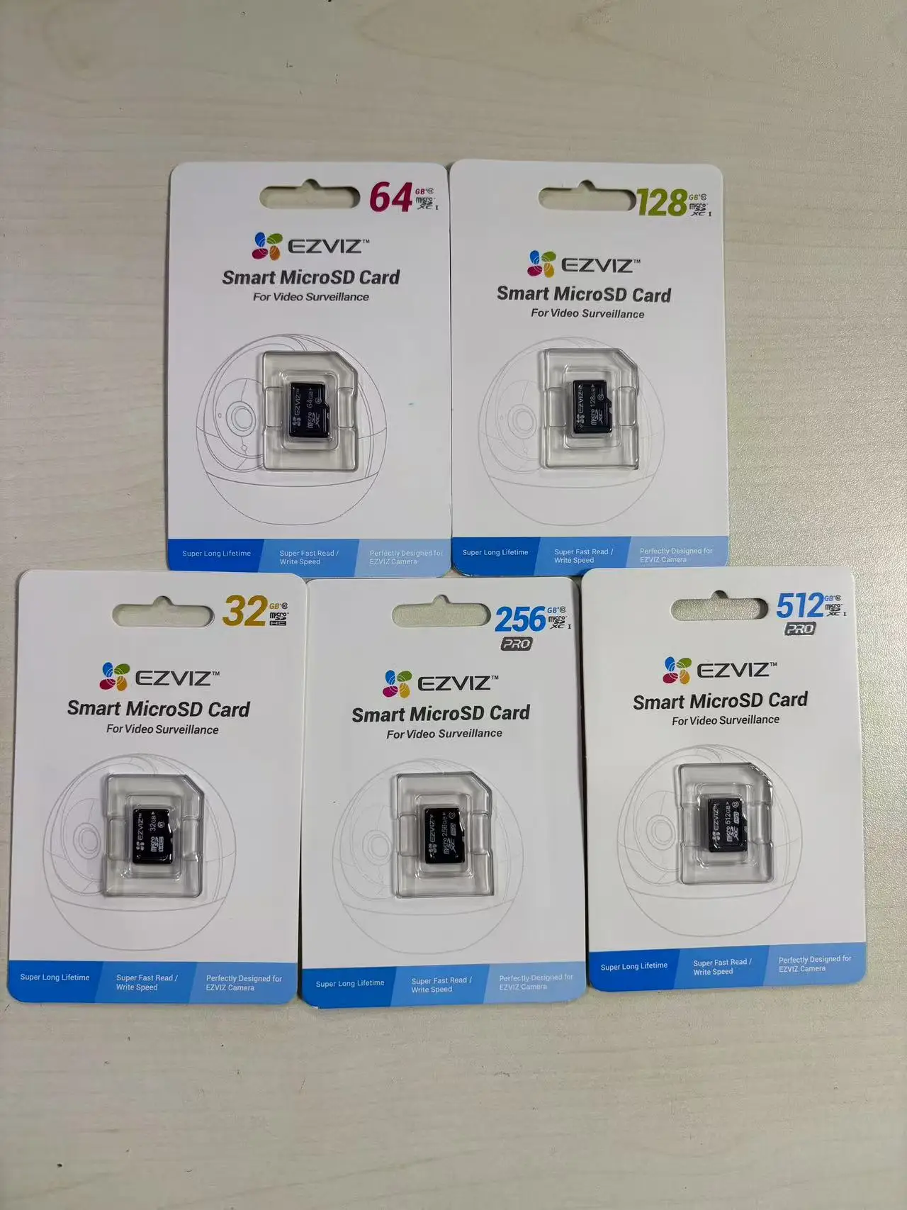 بطاقات ذاكرة كاميرا المراقبة السحابية EZVIZ. متوفر بسعة 32 جيجابايت و64 جيجابايت و128 جيجابايت و256 جيجابايت. بطاقات تخزين TF (Micro SD) عالية السرعة.