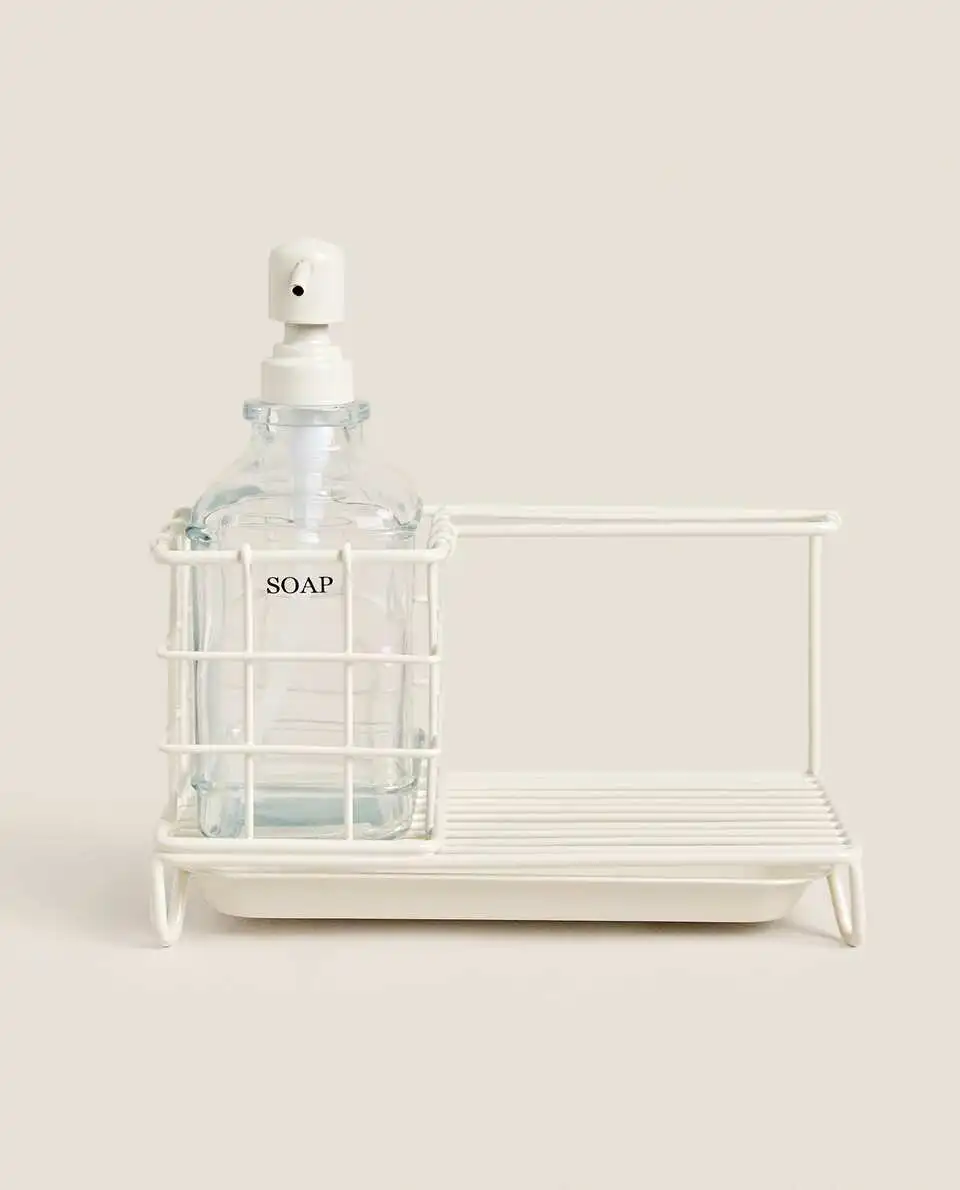 

Перегородка для туалетной посуды из белой металлической конструкции