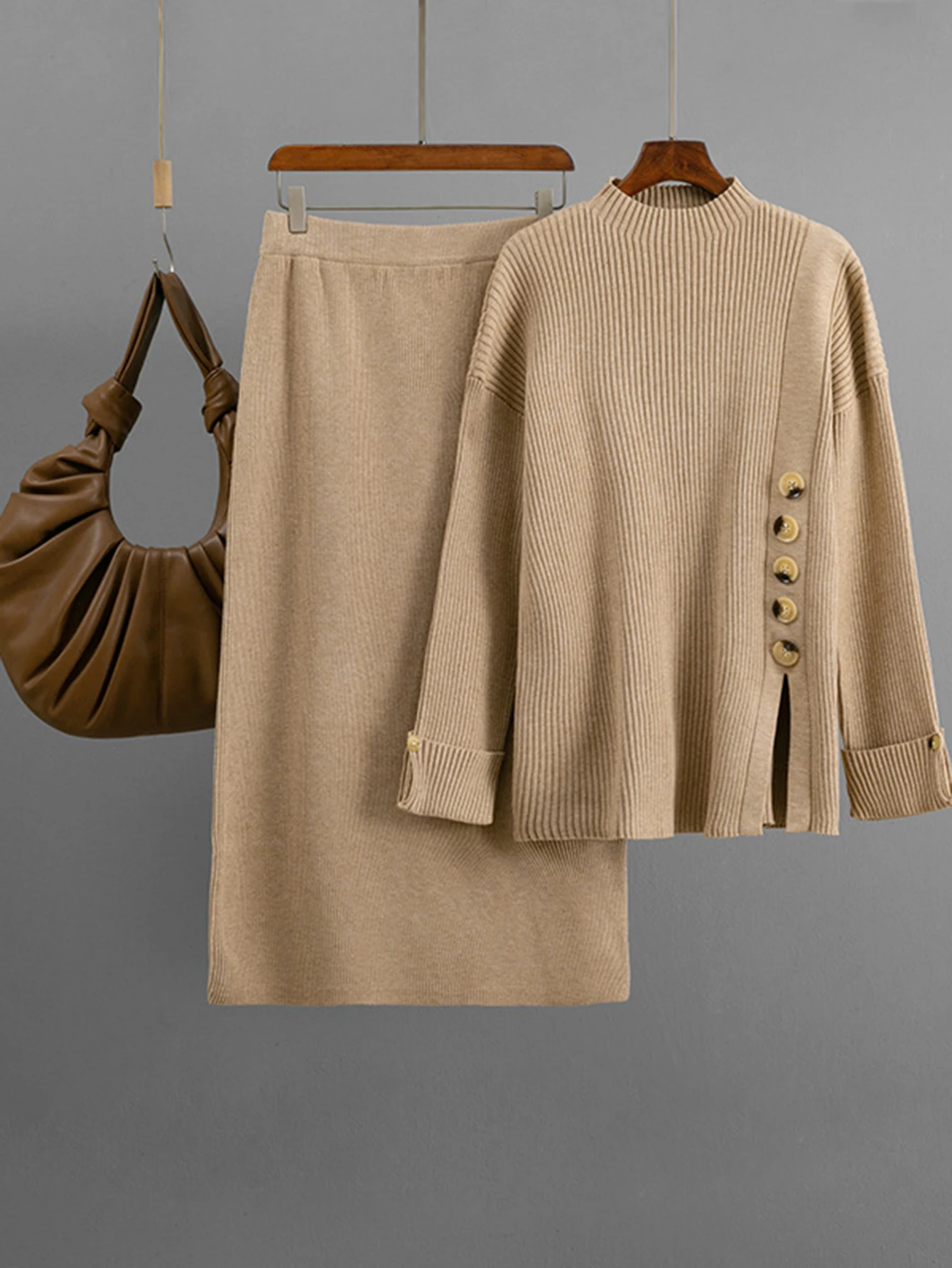 Modieuze tweedelige damesset met knoopversiering, zijsplit gebreide trui en minirok voor de herfst en winter