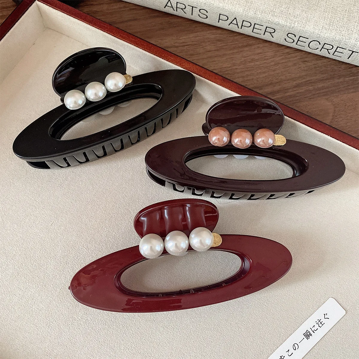 

1PC Korean Style Acrylic Oval Hair Clip Simple Pearl Commuting Shark Clip High-End Temperament for Small Audience