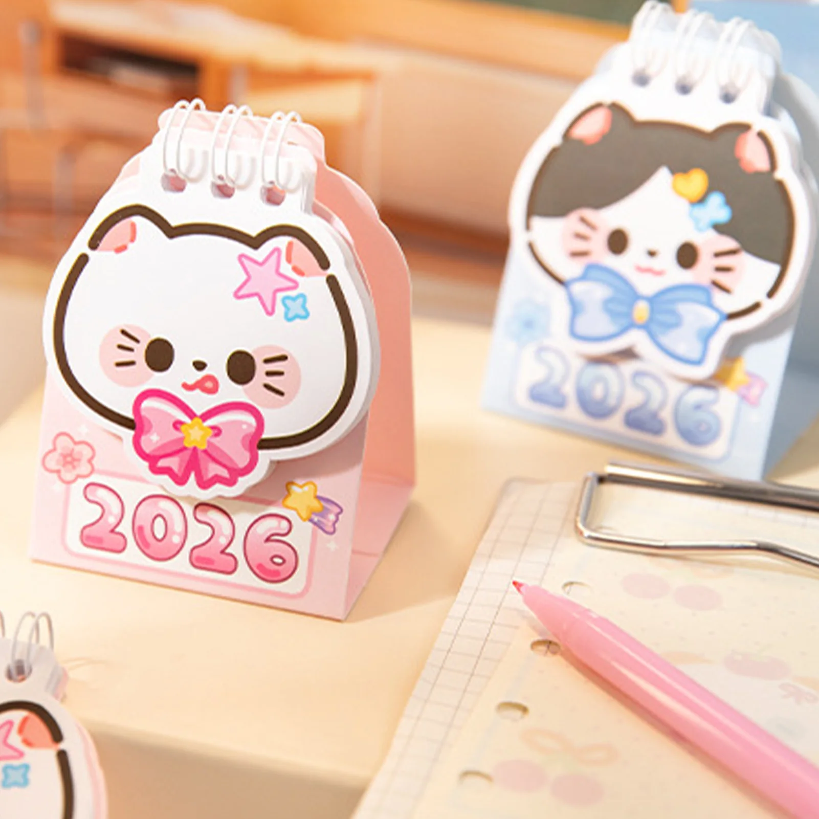 سنة 2026 تقويم كيتي صغير منظم مذكرة سطح المكتب طباعة واضحة مدمجة كيتي مخطط القط التقويم سطح المكتب علامة المجلس