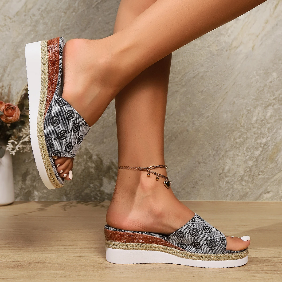 女性のための快適な厚底スリッパ,丸い頭,オープントゥ,プリントライン,軽くて柔らかいソール,編まれたわらのサンダル,夏のファッション,新しい