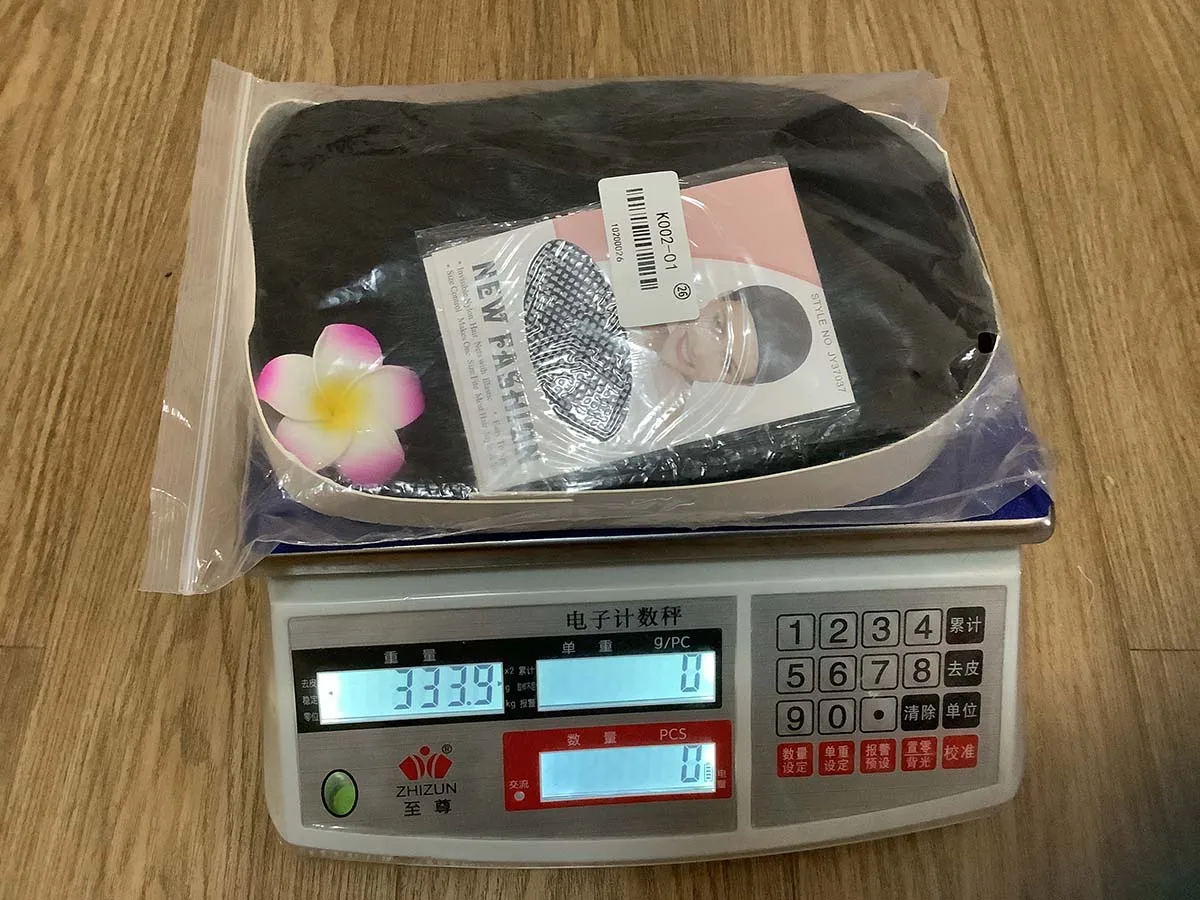 Parrucca sintetica per capelli neri lunghi lisci da donna Madrigal Isabella per festa di Halloween con fermaglio per capelli a fiore