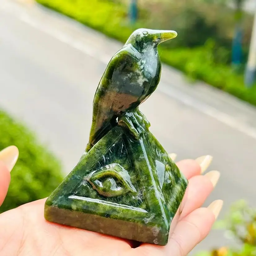 Corbeau en jade Xiuyu sculpté à la main, naturel, avec support œil porte-bonheur, en cristal de jade vert poli, cadeau animalier, décoration d'intérieur, 1 pièce