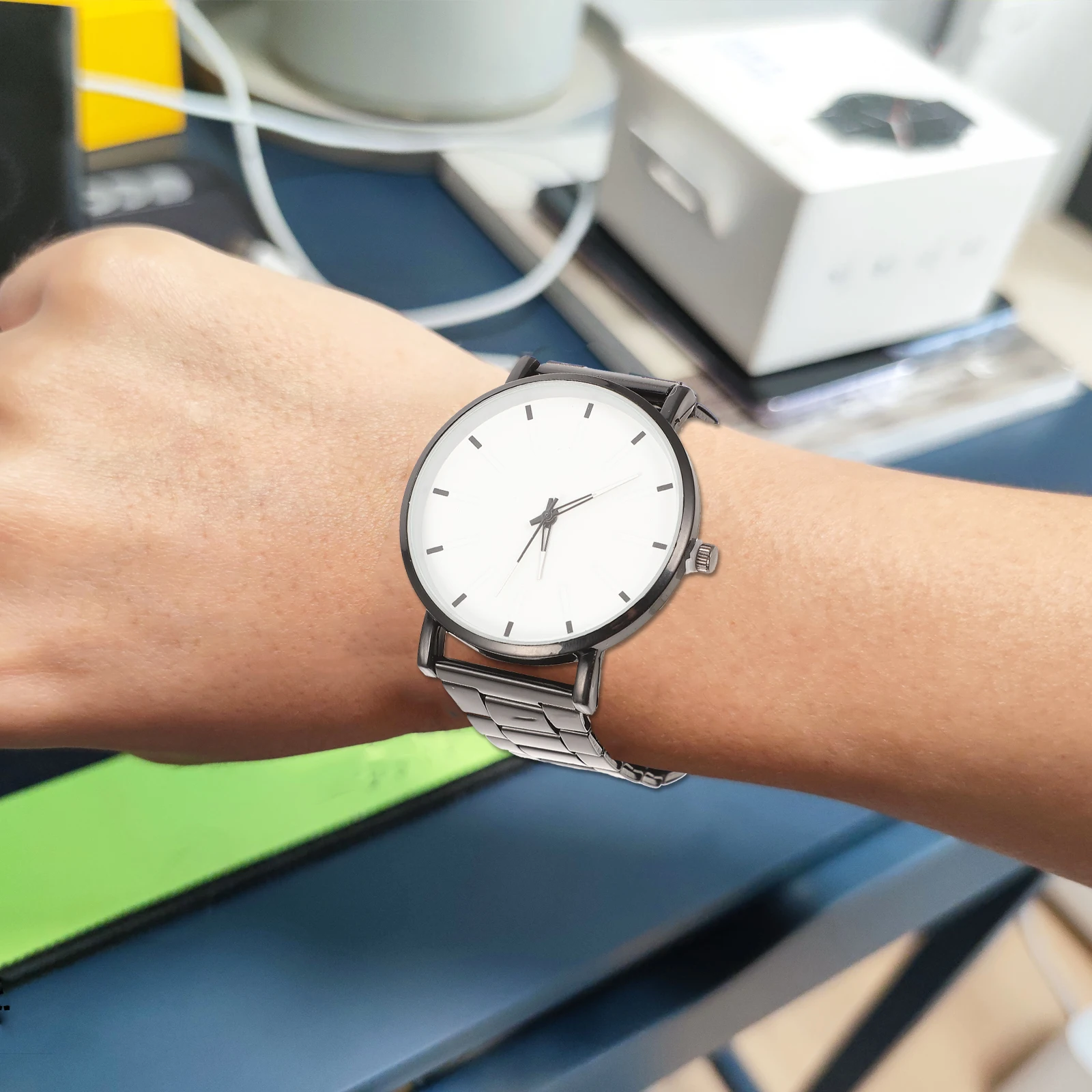 

Fashion Men Quartz Watch Stainless Steel Wrist Watch Slim Comfortable Design Suitable For All Clothing Styles Men's Watch