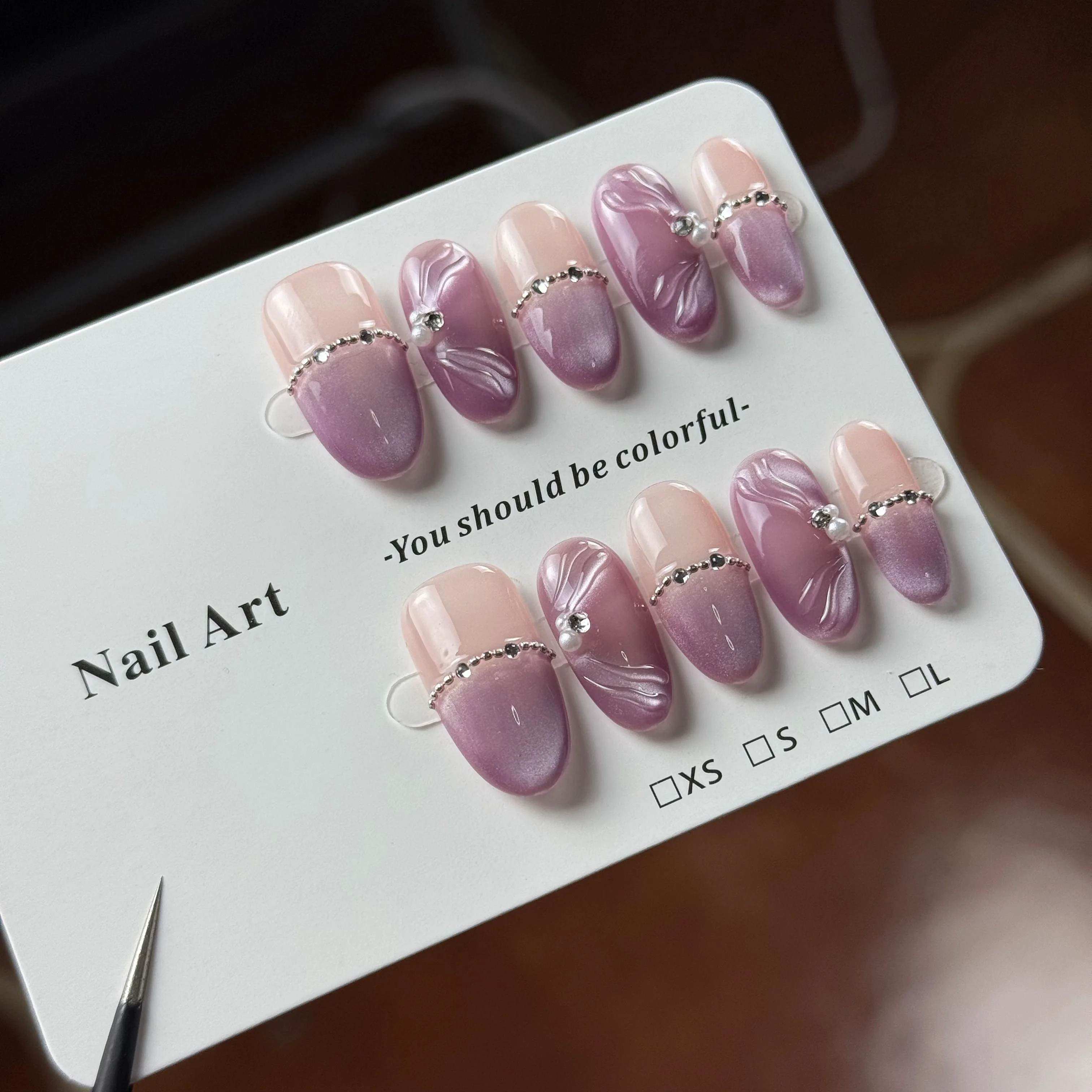 เล็บปลอมปลายแหลมสไตล์ฝรั่งเศส งานแฮนด์เมด ประดับเพชรระยิบระยับ ลายเปลือกหอยหางปลาสีม่วง ดีไซน์หรูหราและสง่างาม 10 ชิ้น